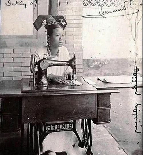 A woman using a sewing machine at the end of the Qing Dynasty